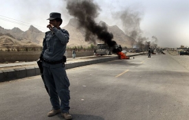 Afghánský policista během protestu.
